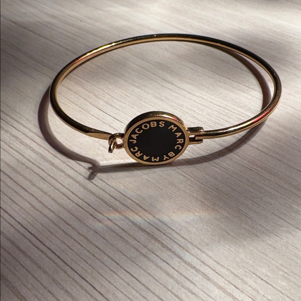 Marc Jacobs Gold/Black Enamel Hinge clip bracelet like new - Picture 10 of 10